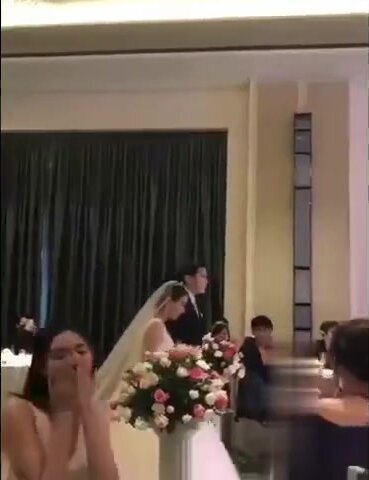 「新娘偷腥片」婚礼上曝光宾客看傻